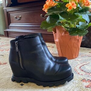 Sorel Joan of Artic Wedge -NEW - Worn ONE Time! Black size 8